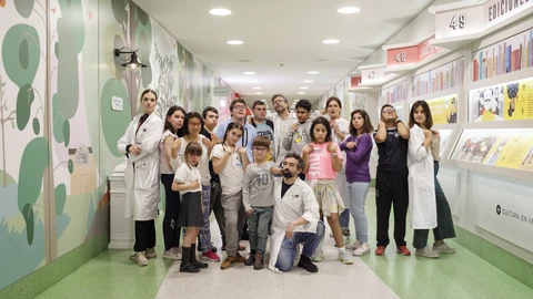 La pieza integra a pacientes, médicos y artistas profesionales
