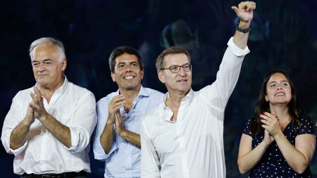 Estaban González, Carlos Mazón, Núñez Feijóo y Belén Hoyo en el mitin central de campaña en Valencia