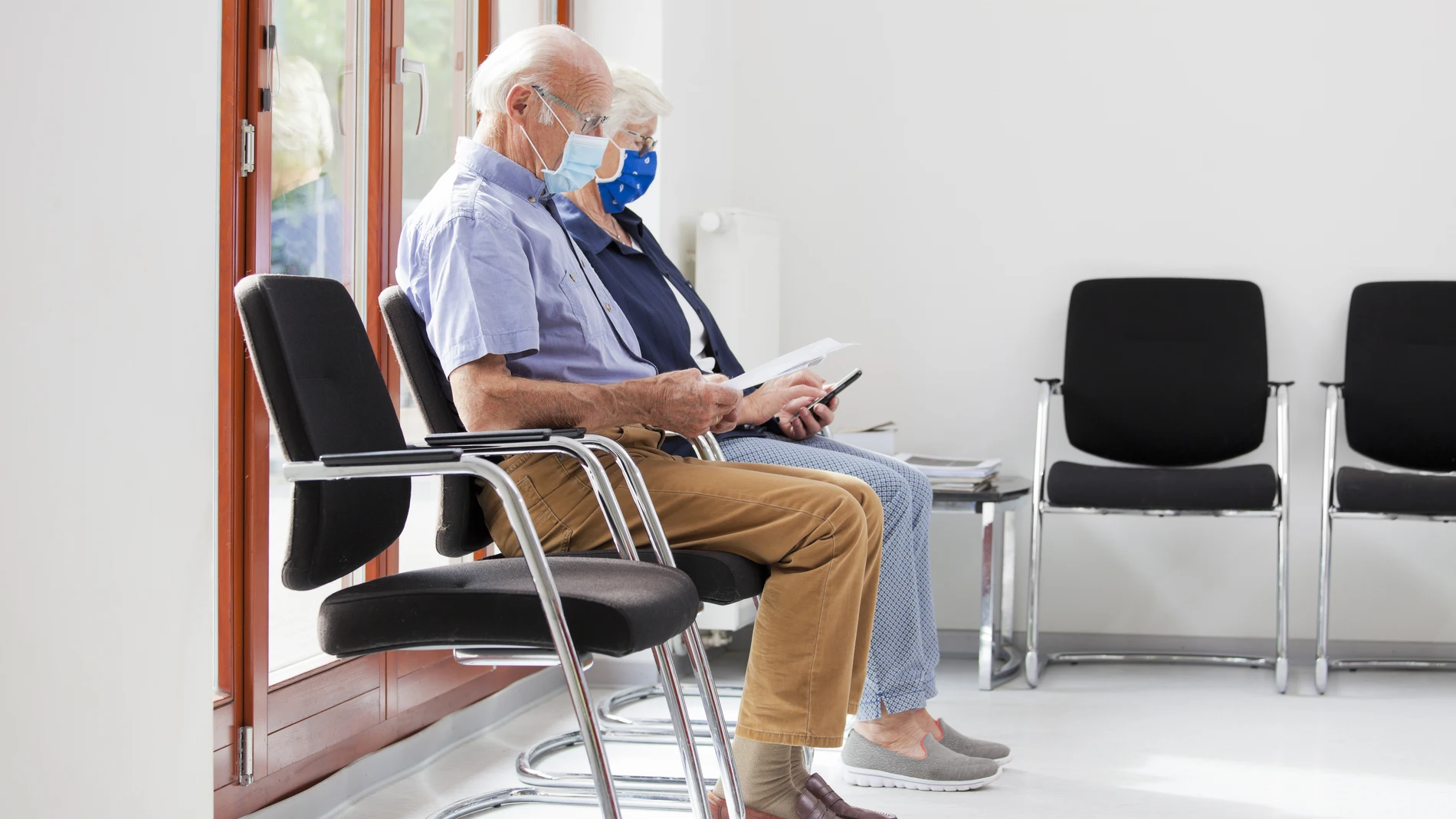 Ancianos esperando en una sala de espera