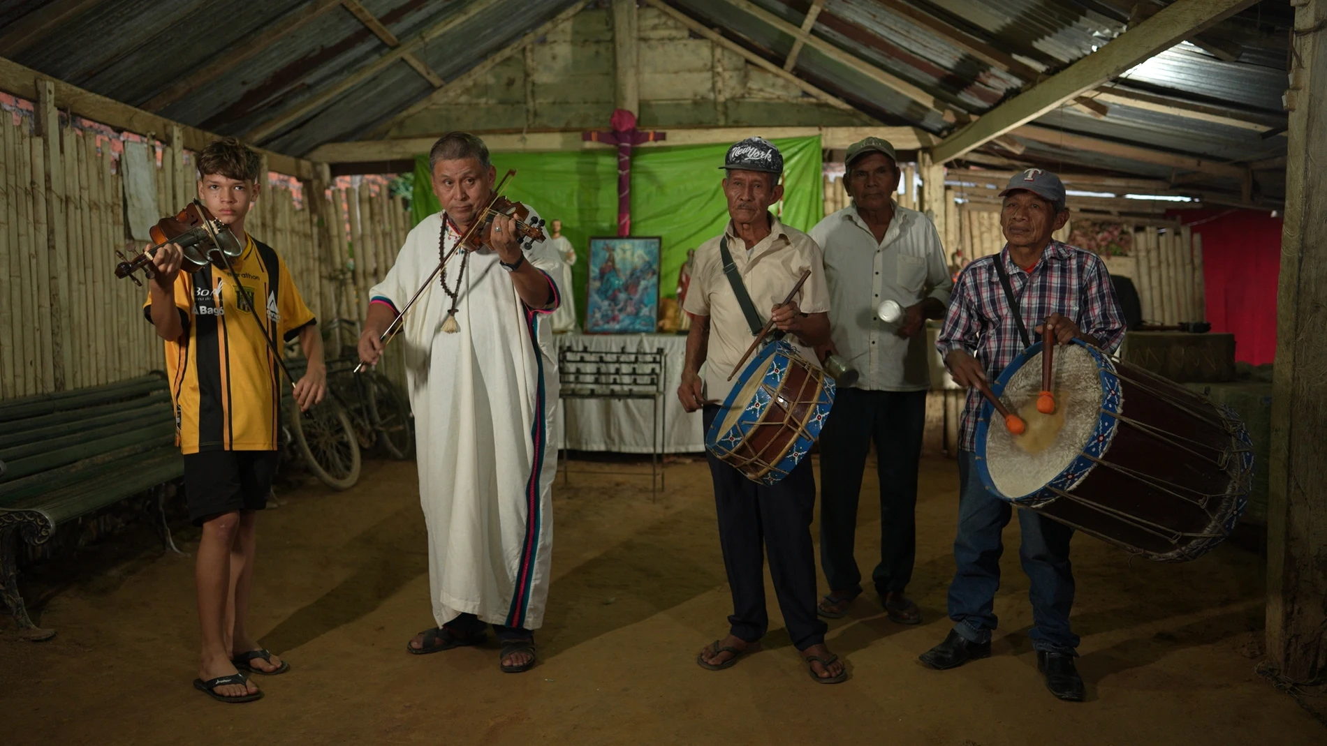 Un grupo de cinco nativos de San Ignacio de Moxos