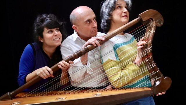 Sara Águeda (izquierda) acompañará a Pepe Viyuela y Elena González, en el Corral de Comedias de Almagro, con el sonido de su arpa