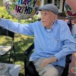 Robert Moore cumple 100 años y sus vecinos le llevan más de 200 perros