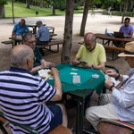 Unos jubilados juegan a las cartas en el madrileño parque del Retiro