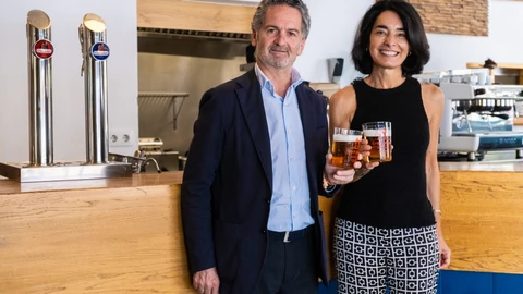 Alfonso Calderón, director comercial de Iberdrola; y Carmen Ponce, directora de Relaciones Corporativas y Sostenibilidad de Heineken España