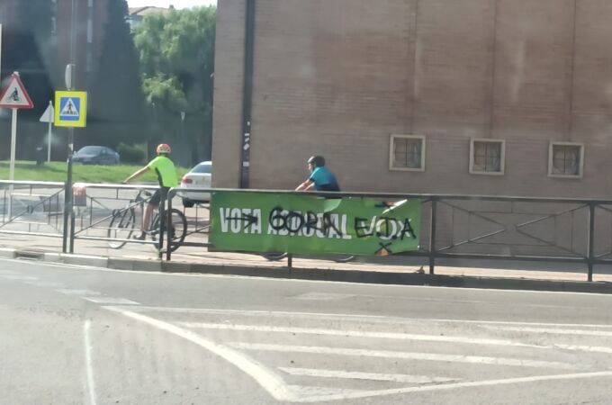 Cartel electoral de Vox en Burgos, con la pintada de "Gora ETA"