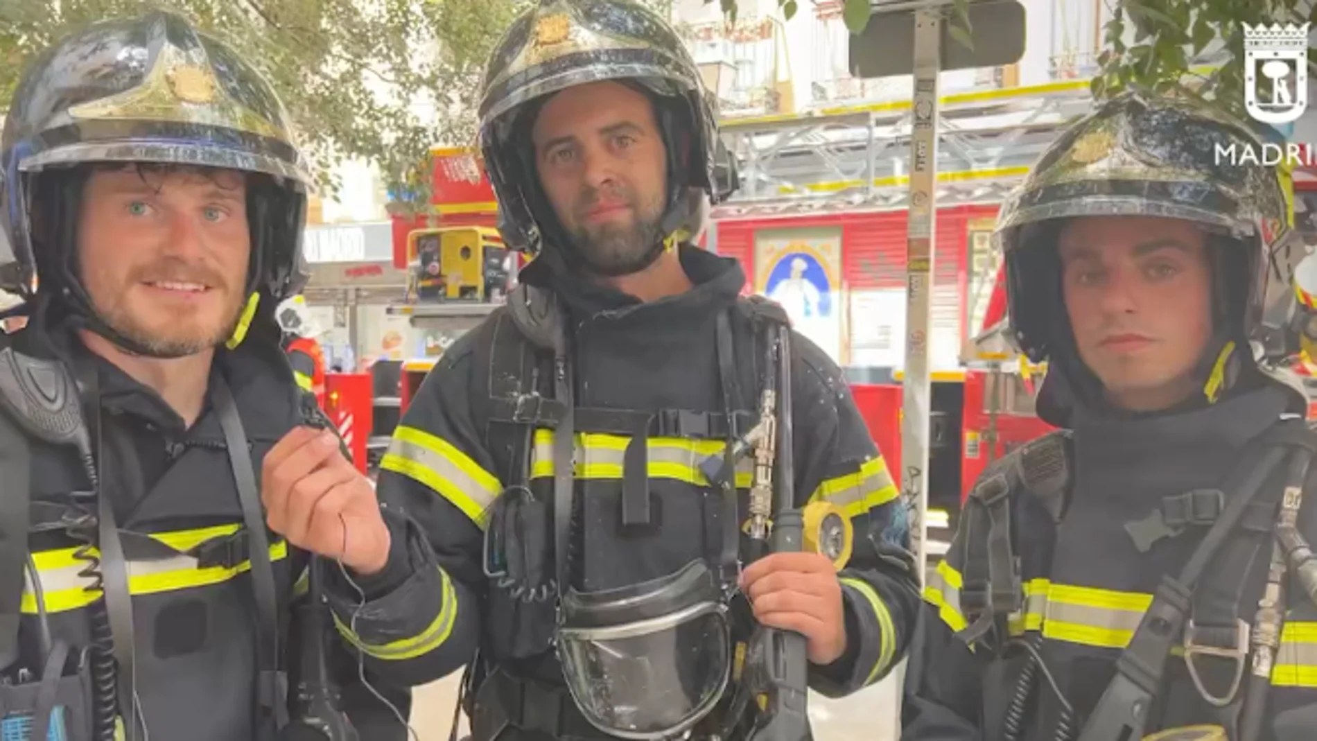 Óscar, Daniel y Daniel, Nuevos Bomberos de Madrid, Rescatan a una Mujer en su Primera Guardia 