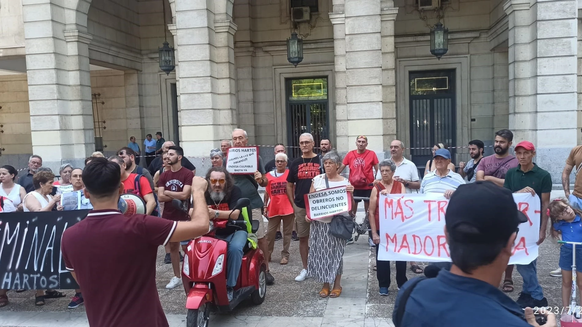 Concentración en la puerta de los juzgados donde la plataforma Barrios Hartos ha presentado un escrito para exigir que se llegue "al fondo de la cuestión" de los cortes de luz.BARRIOS HARTOS20/07/2023