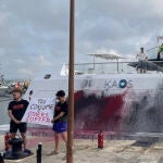 Superyate destrozado en el puerto de Ibiza por manifestantes ecologistas