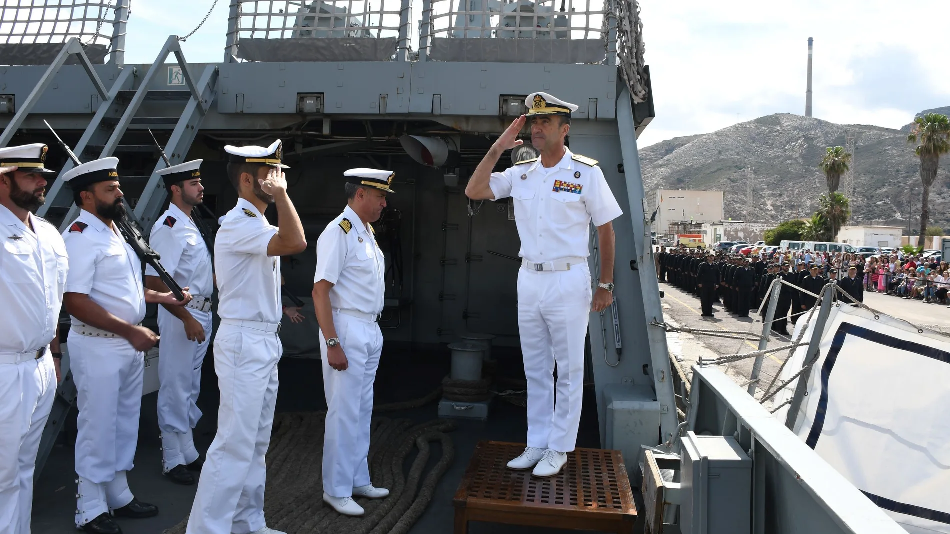 El vicealmirante Delgado saluda a la dotación del "Audaz"