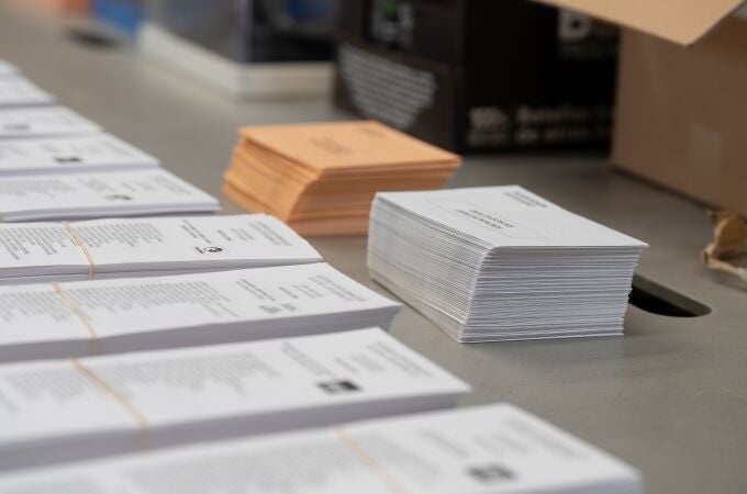 Papeletas y sobres de las candidaturas para el Congreso y el Senado preparadas en un colegio electoral