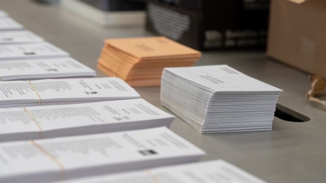 Papeletas y sobres de las candidaturas para el Congreso y el Senado preparadas en un colegio electoral