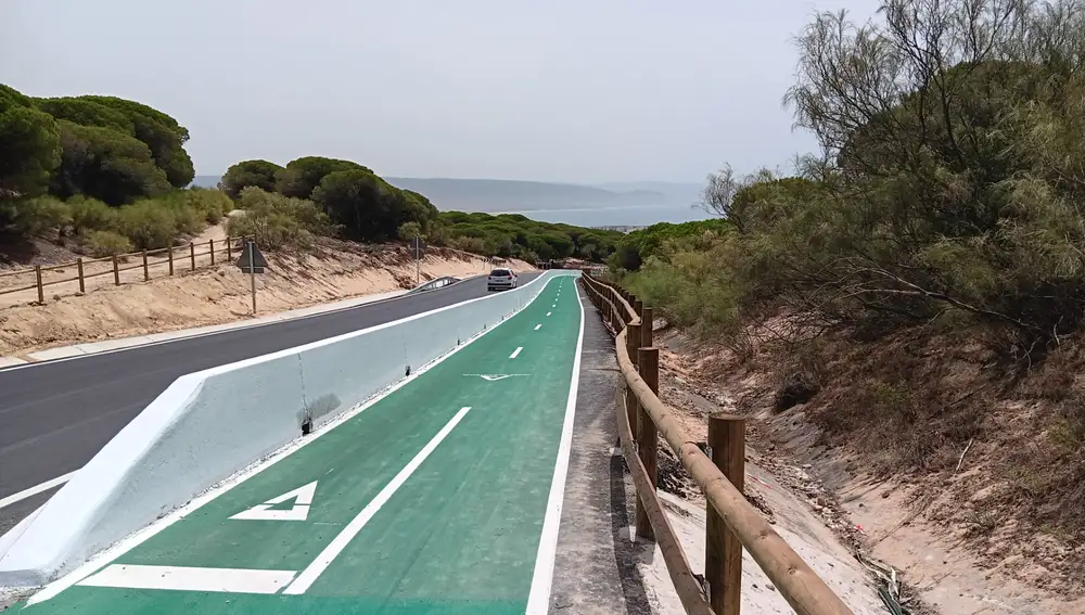 Ruta ciclista en el paraje de La Breña (Cádiz)