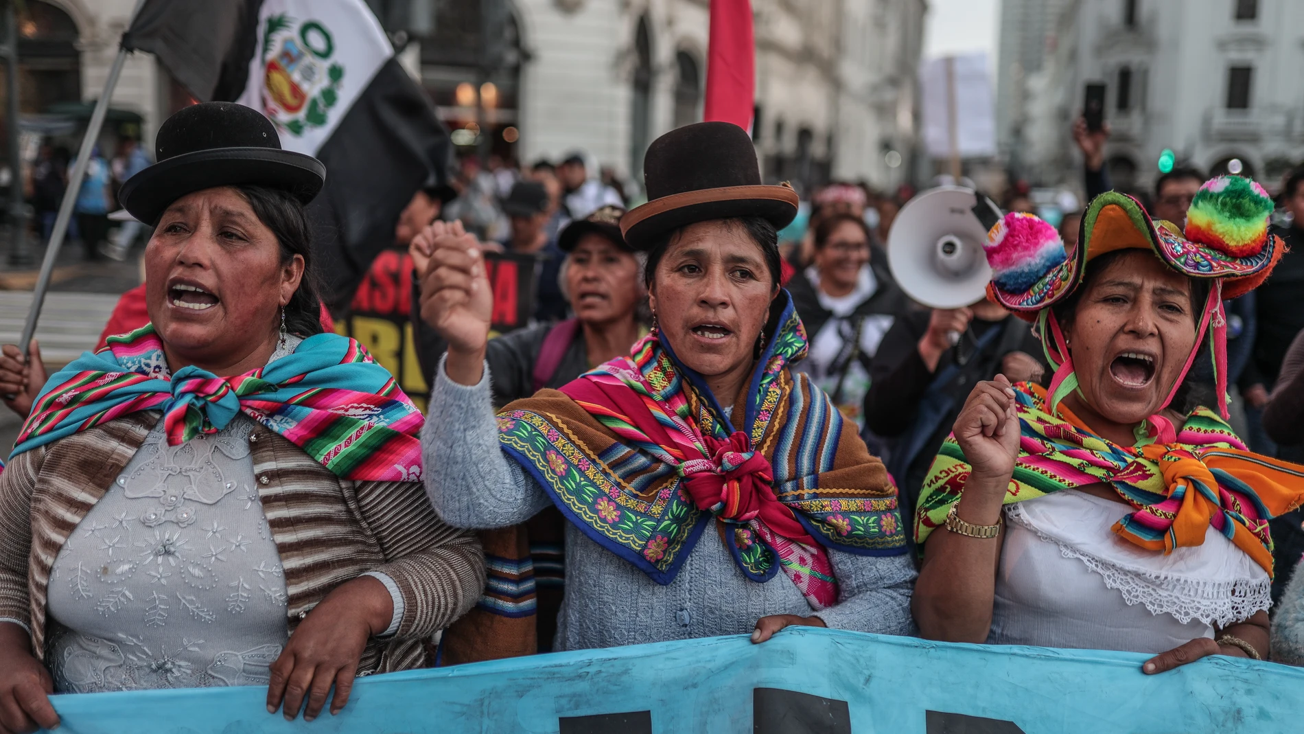 AME4633. LIMA (PERÚ), 20/07/2023.- Mujeres se manifiestan hoy en la Plaza San Martín, en Lima (Perú). El segundo día de la jornada de protestas antigubernamentales en Perú se desarrolló este jueves con movilizaciones y bloqueos en nueve provincias del país, y una vigilia de manifestantes en la sede del Jurado Nacional de Elecciones (JNE) en Lima, en apoyo a su titular que ha recibido amenazas de muerte y en defensa de la democracia. EFE/ Aldair Mejia 