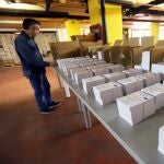 Un empleado de la Delegación del Gobierno prepara las papeletas