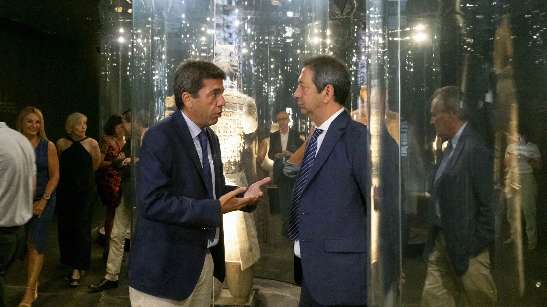 El presidente de la Generalitat, Carlos Mazón, habla con el vicepresidente Vicente Barrera antes del primer pleno del Consell