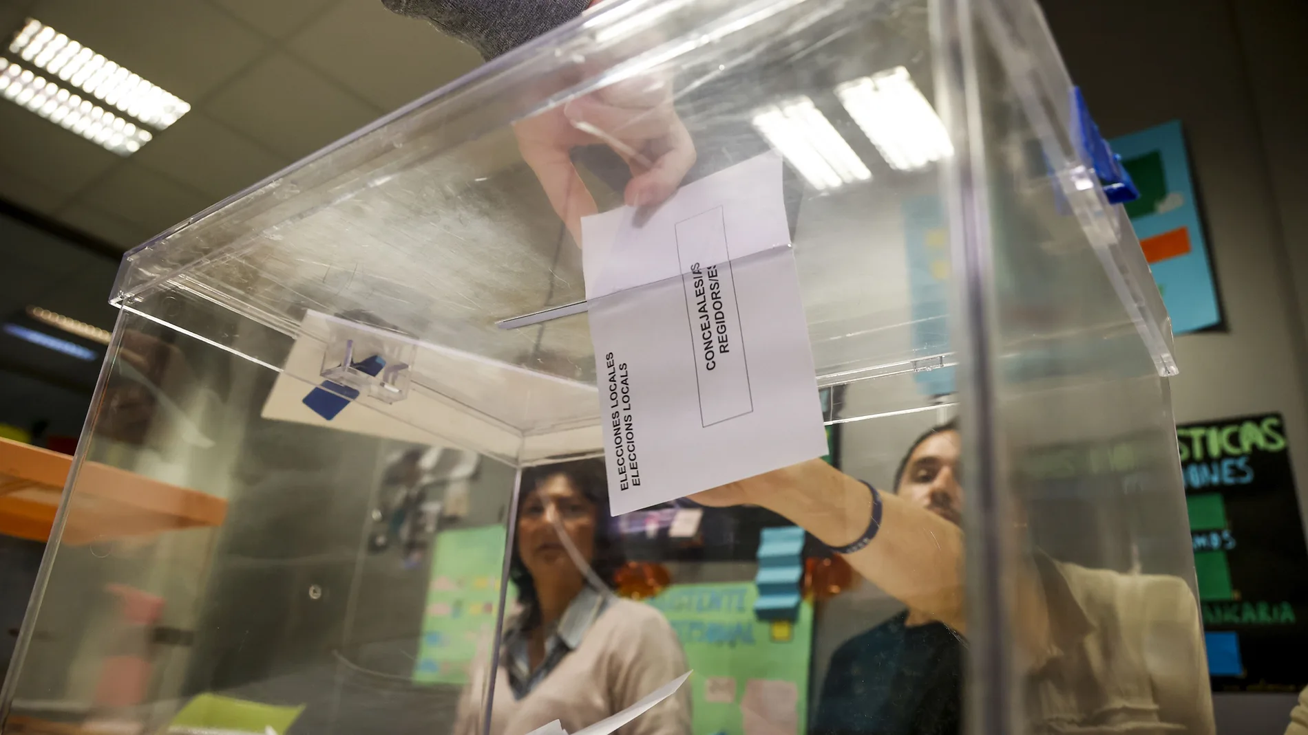 Una persona introduce el voto en a urna