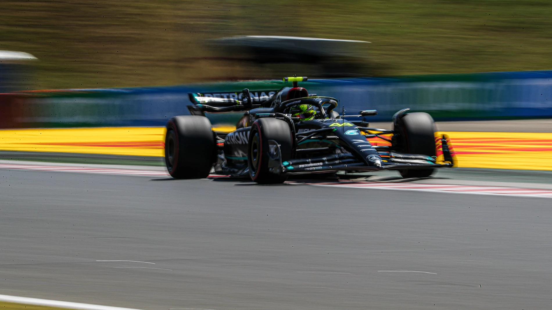 AV. Fórmula 1/GP Hungría.- Hamilton arrebata la 'pole' de Hungaroring a Verstappen por tres milésimas