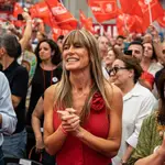 El look más casual de la mujer de Pedro Sánchez en el cierre de campaña del PSOE