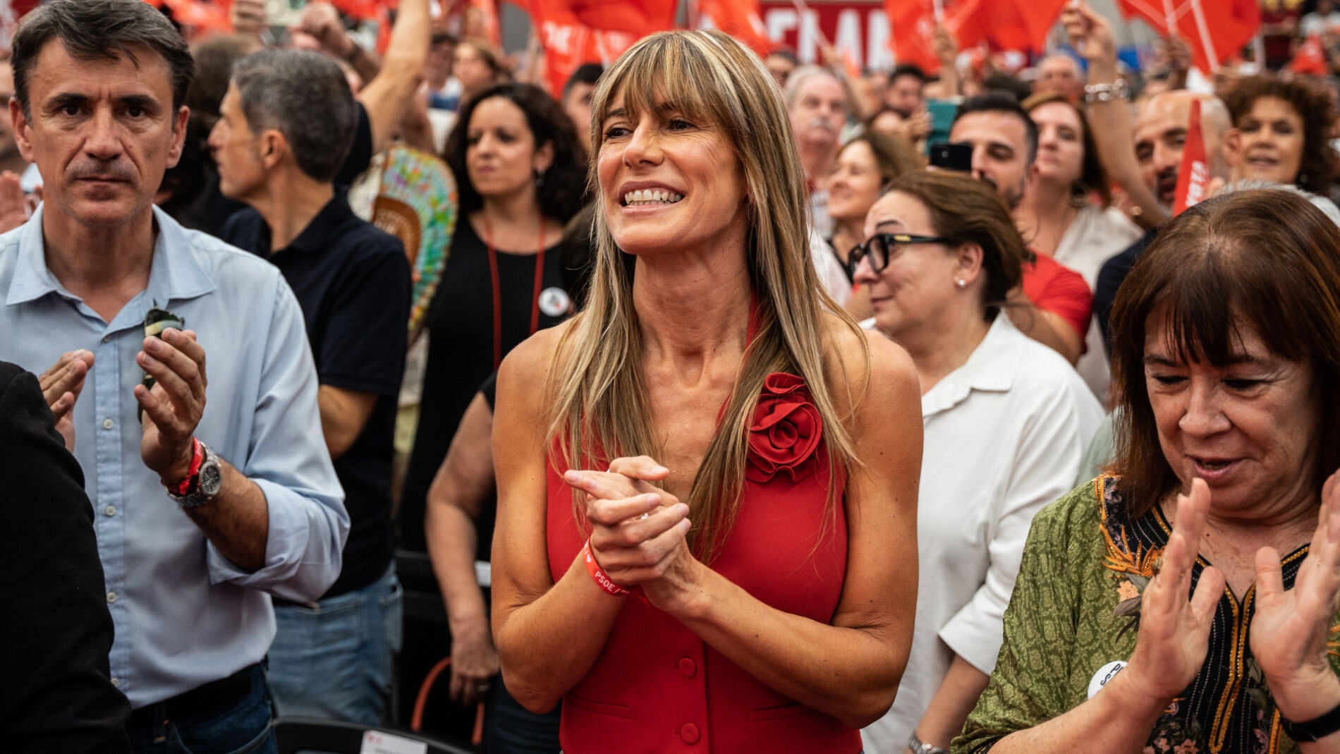 Begoña Gómez Arropa A Pedro Sánchez En El Cierre De Campaña Con El ...