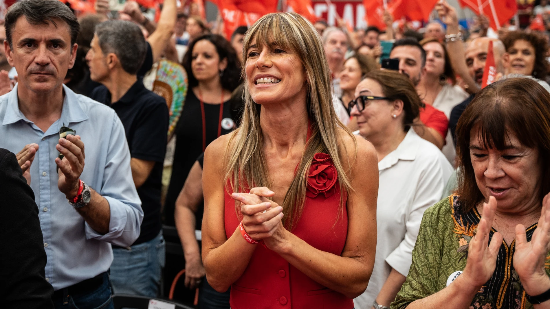 El look más casual de la mujer de Pedro Sánchez en el cierre de campaña del PSOE