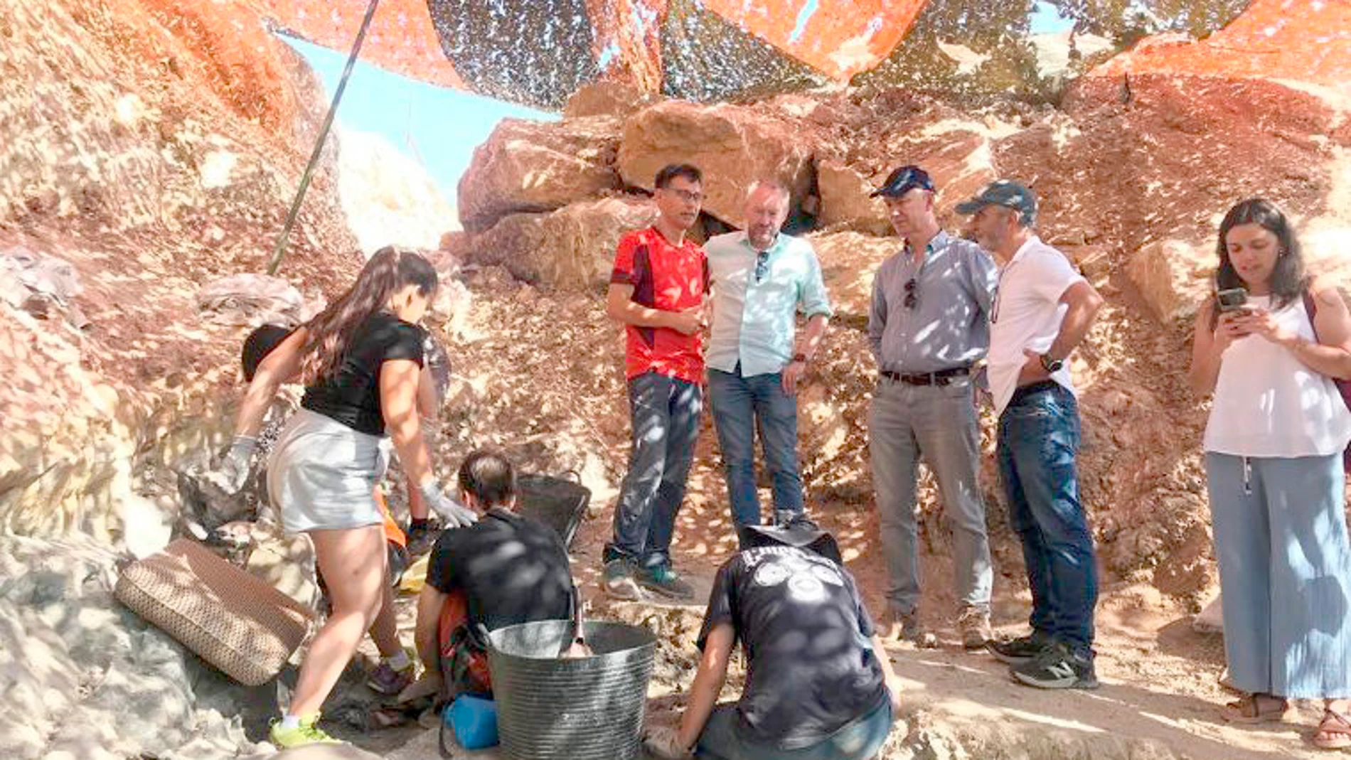 El vicerrector de Investigación, Transferencia e Innovación de la Universidad de Burgos, José Miguel García, visita los yacimientos de dinosaurios de Valdepalazuelos, en Torrelara (Burgos) donde durante la XX Campaña de excavaciones paleontológicas en la Sierra de la Demanda