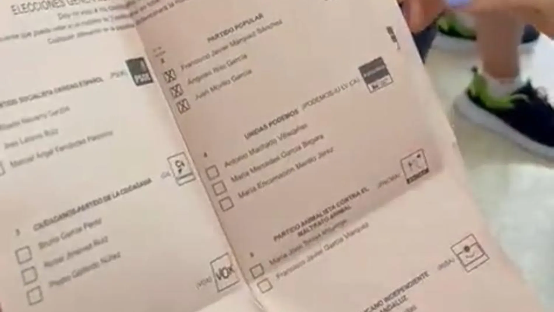 Papeletas de 2019 donde sale cruzada la candidatura del PP y se ve que concurre Cs y Podemos 
