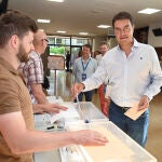 El cabeza de lista del PP al Congreso de los Diputados por Burgos, Ángel Ibáñez, ejerce su derecho al voto
