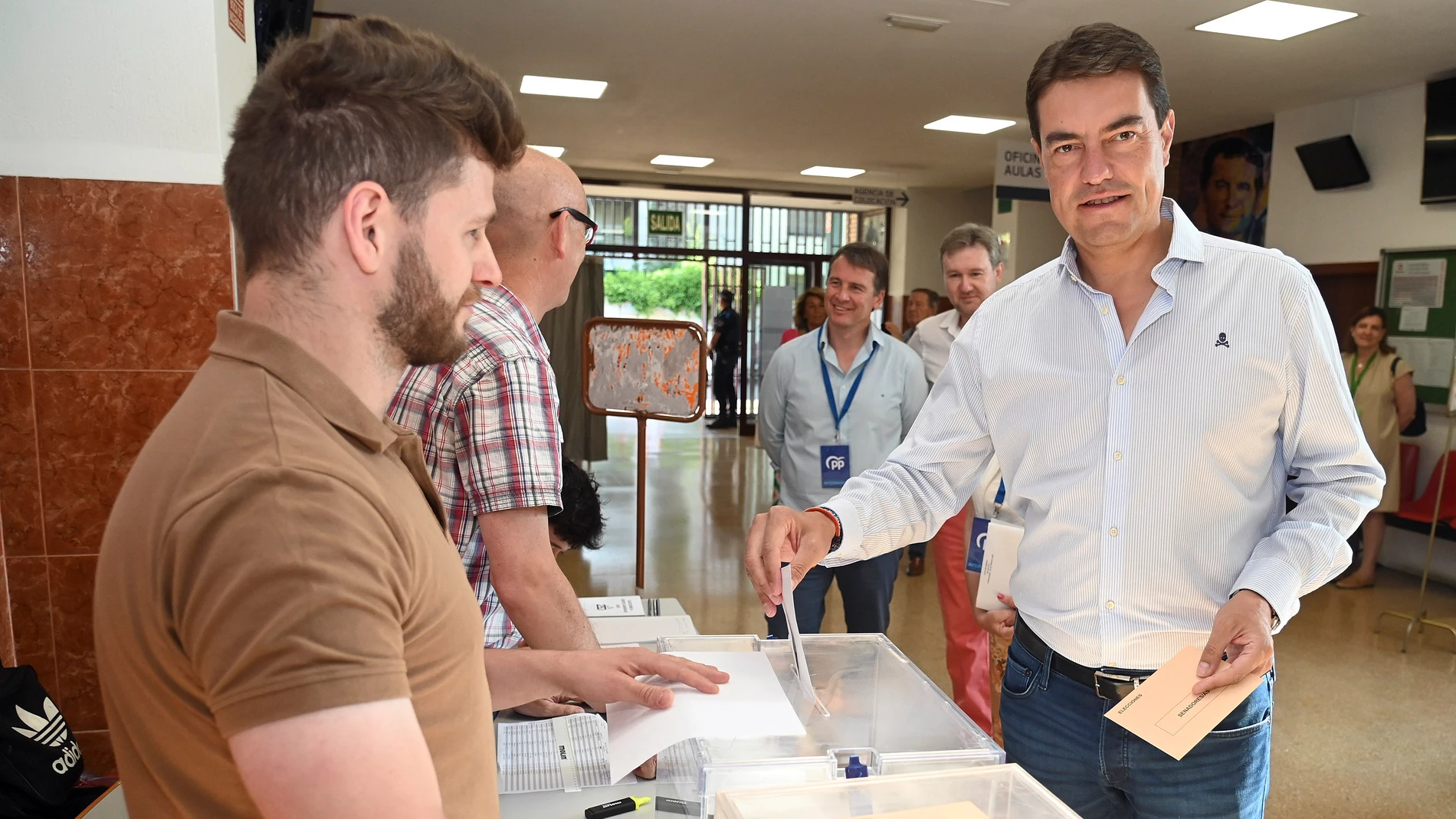 El cabeza de lista del PP al Congreso de los Diputados por Burgos, Ángel Ibáñez, ejerce su derecho al voto