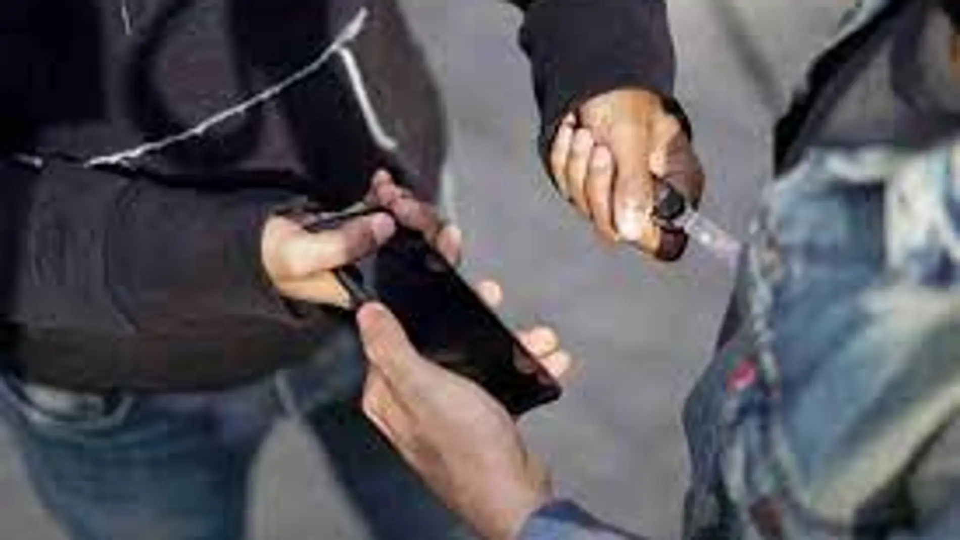Imagen del robo violento de un móvil 