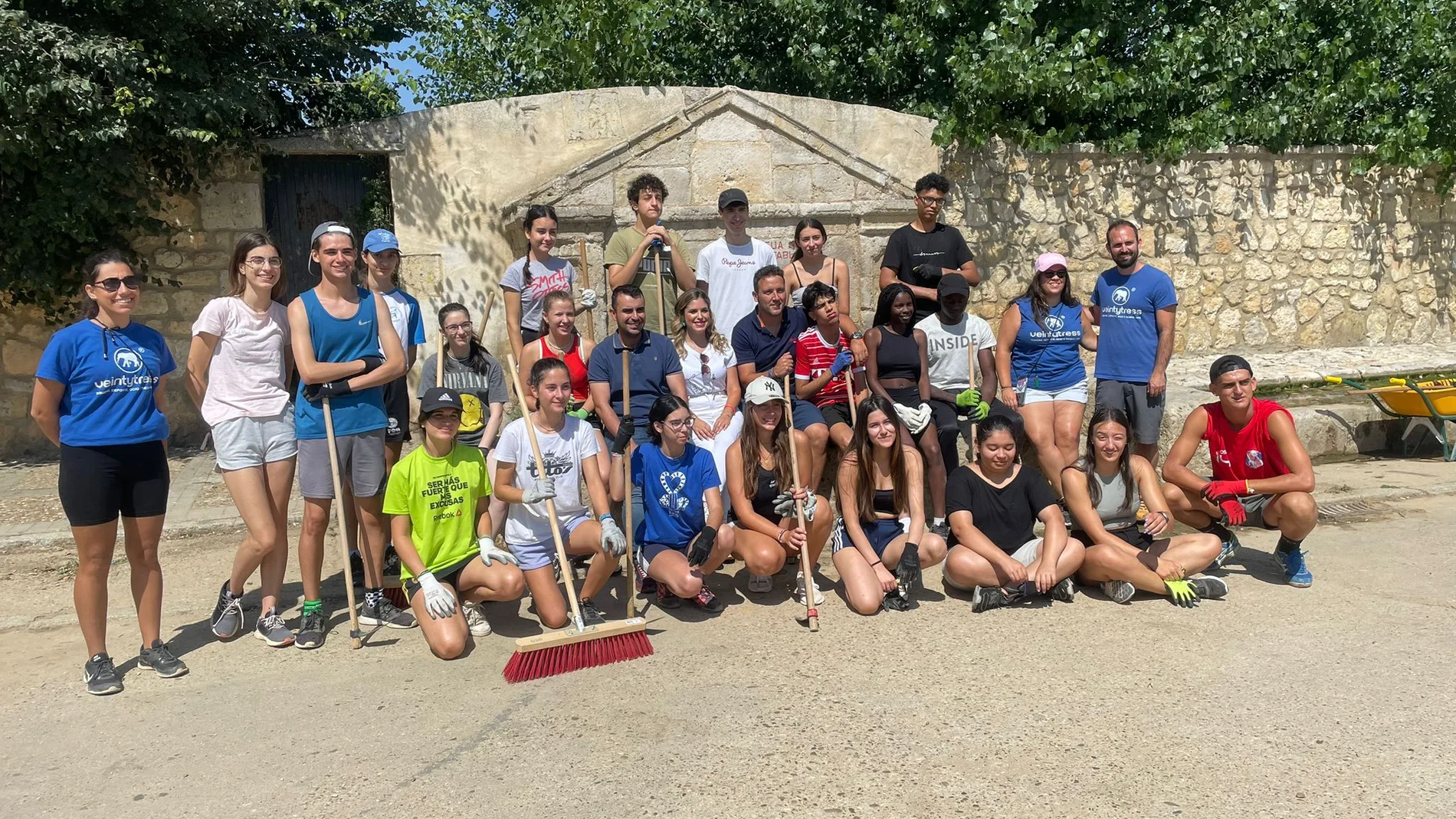 Los jóvenes voluntarios junto a Estela López en Medina de Rioseco