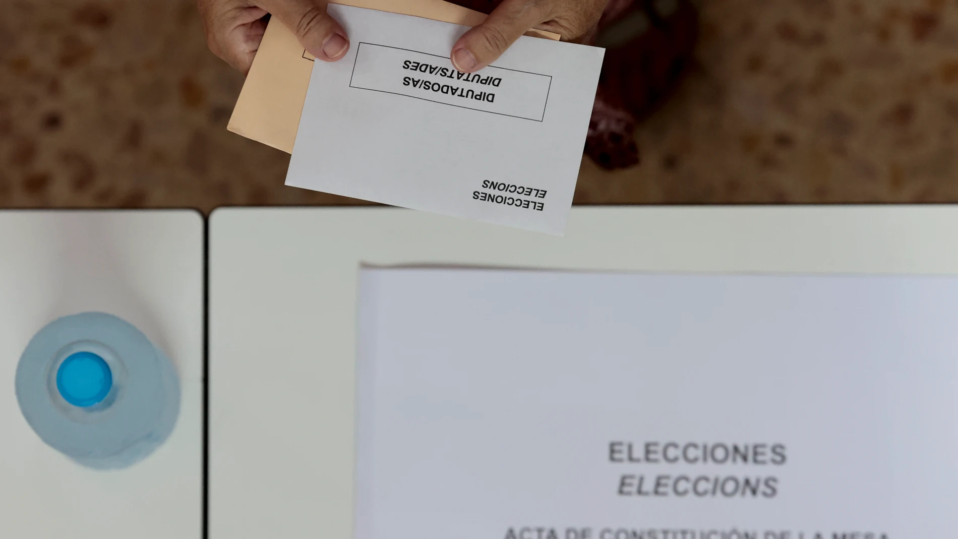 GRAFCVA4789. VALENCIA, 23/07/2023.- Una persona ejerce su derecho al voto cuando más de 3.700.000 personas están llamadas a votar en la Comunitat Valenciana en las elecciones generales del 23j para elegir 33 diputados (16 por Valencia -uno más que hace cuatro años-, 12 por Alicante y 5 por Castellón) y 12 senadores (cuatro por cada circunscripción). EFE/Ana Escobar 