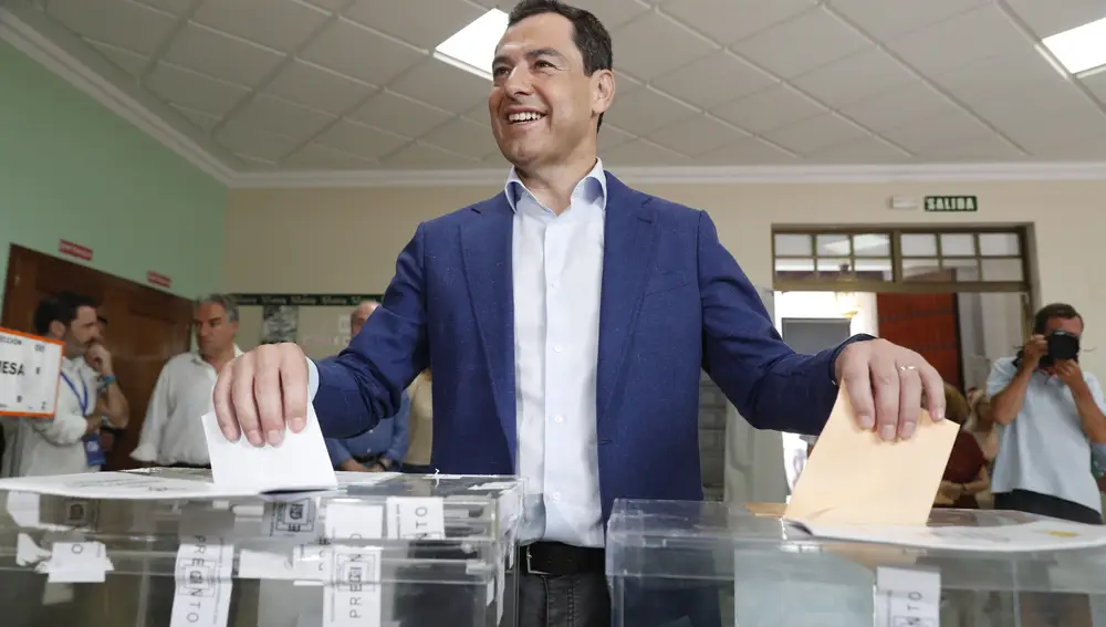 El presidente de la Junta, Juanma Moreno, votando