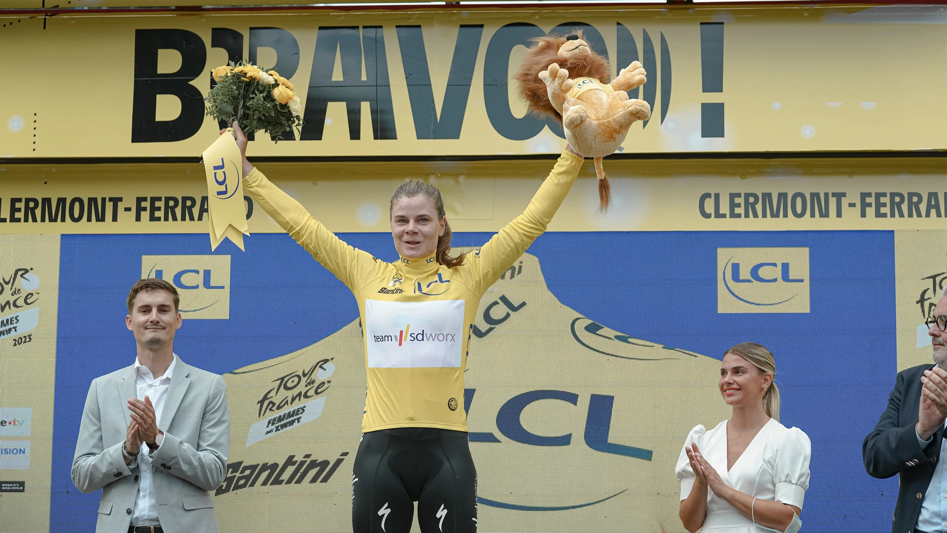23/07/2023 - Tour de France Femmes avec Zwift 2023 - Etape 1 - Clermont-Ferrand / Clermont-Ferrand (123,8 km) - KOPECKY Lotte (TEAM SD WORX) - Avec le maillot Jaune THOMAS MAHEUX 23/07/2023