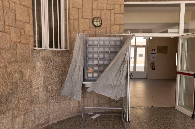 Una cabina para preservar la intimidad del voto durante las elecciones generales del pasado domingo en Madrid