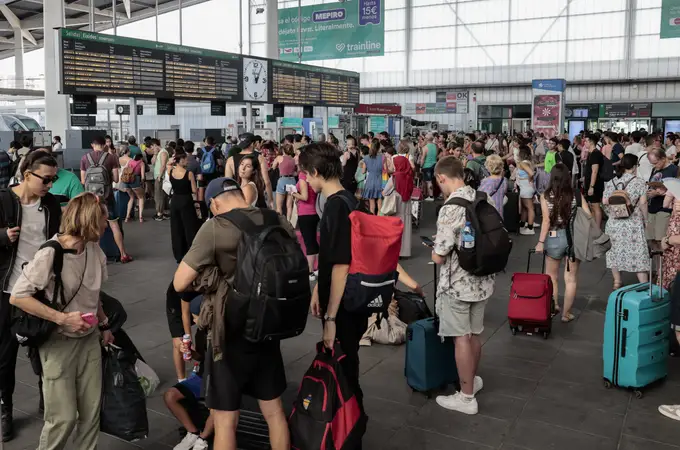 Pocas y tardías soluciones tras los incidentes del AVE Valencia-Madrid: “Mucha gente no ha podido ir a votar” 
