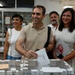 El coordinador de IU Andalucía y candidato de Sumar , Toni Valero, vota en Málaga
