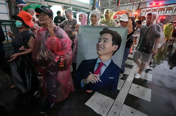 Tailandia afronta protestas mientras paraliza la democracia