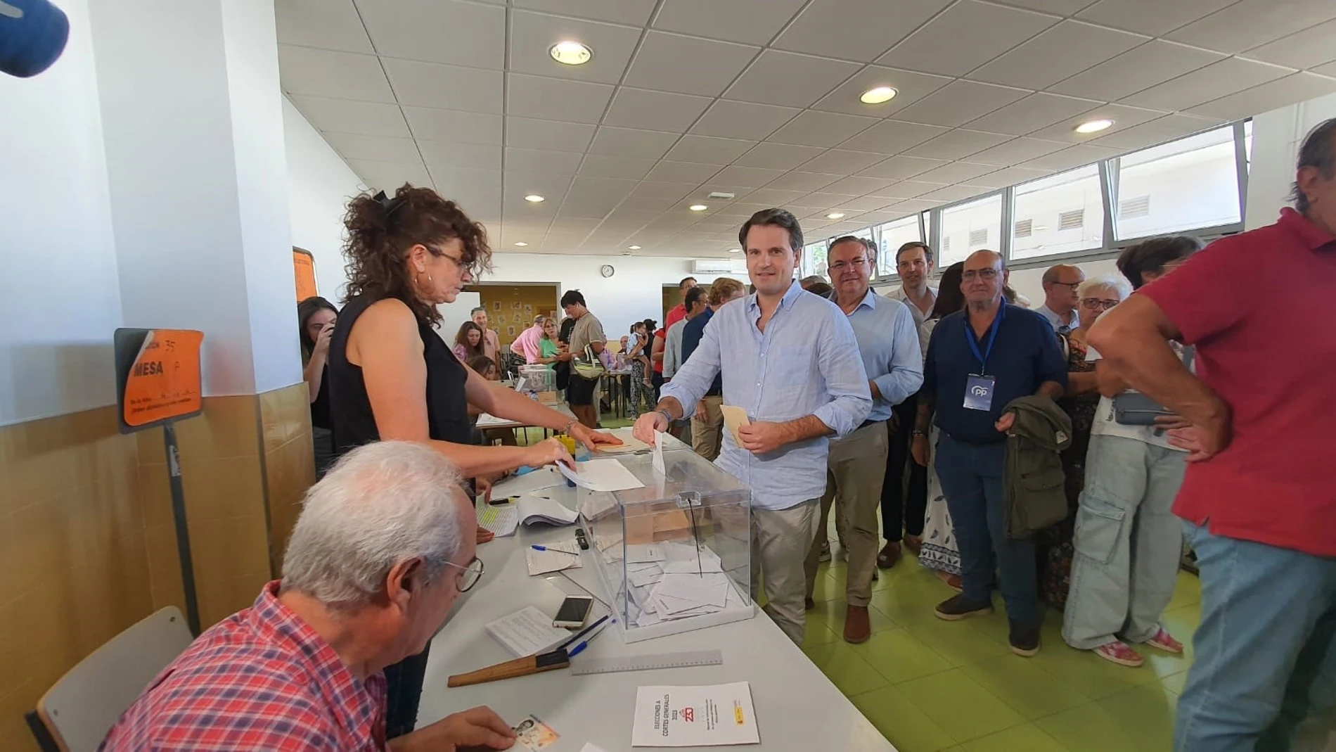 El secretario general del PP de Extremadura, Abel Bautissta, vota en Badajoz. PP 23/07/2023