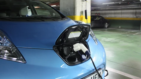 Coche eléctrico recargando