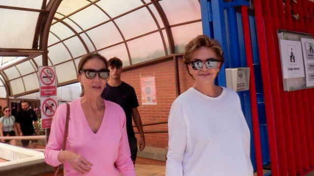 Isabel Preysler con vestido rosa para ir a votar.