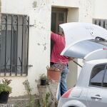 Miembros de la Guardia Civil precintan el domicilio donde encontraron a la mujer fallecida