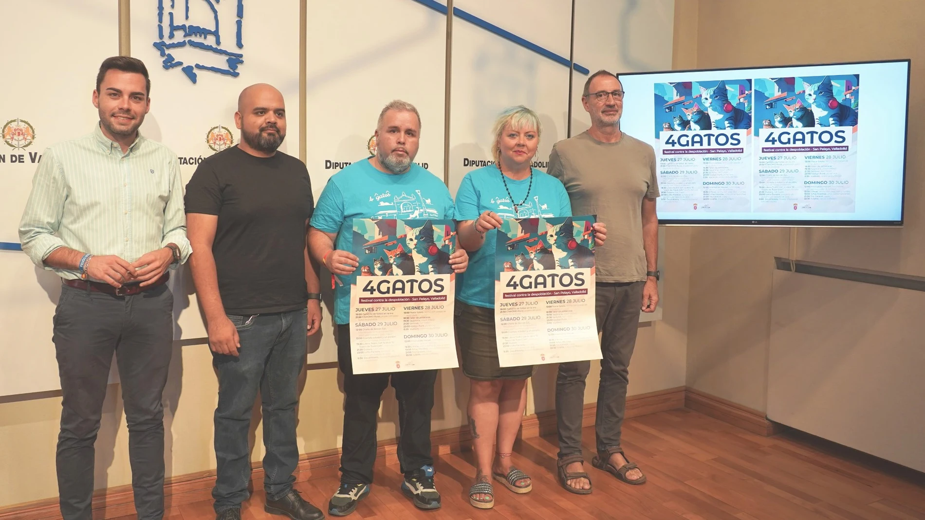 El diputado de Empleo, Desarrollo Económico y Reto Demográfico, Roberto Migallón y la alcaldesa de San Pelayo, Elisa Cerrillo, entre otros, presentan "4 Gatos"