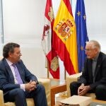 El consejero de la Presidencia, Luis Miguel González Gago, recibe a Nicolás Castellanos