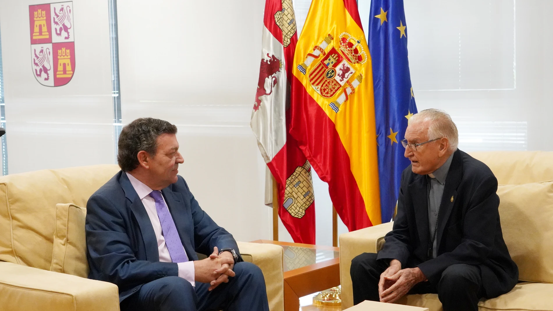 El consejero de la Presidencia, Luis Miguel González Gago, recibe a Nicolás Castellanos