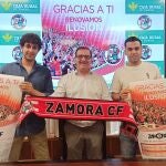 El director de comunicación y relaciones institucionales de Caja Rural de Zamora, Narcisco Prieto, presenta la campaña, junto a responsables del club