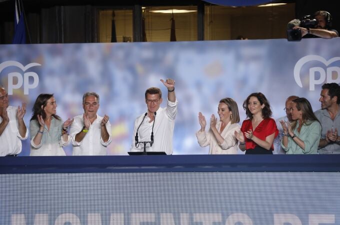 El candidato del Partido Popular, Alberto Núñez Feijoo (c), saluda a los simpatizantes en la sede de los populares en Madrid tras conocerse los resultados en las elecciones celebradas hoy domingo.