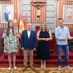 La alcaldesa de Burgos, Cristina Ayala Santamaría, acompañada de los portavoces de los grupos municipales, presenta la proposición conjunta que se elevará al Pleno extraordinario de infraestructuras