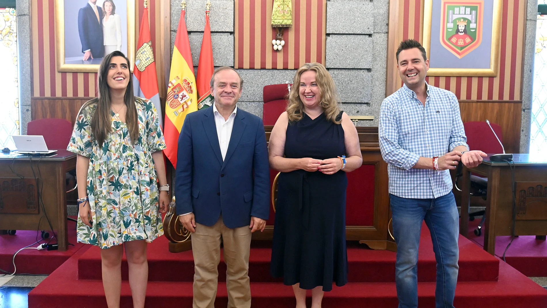 La alcaldesa de Burgos, Cristina Ayala Santamaría, acompañada de los portavoces de los grupos municipales, presenta la proposición conjunta que se elevará al Pleno extraordinario de infraestructuras