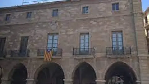 El PSOE vuelve a sucumbir ante el independentismo y permite la "estelada" en el Ayuntamiento de Manresa para contentar a su socio ERC