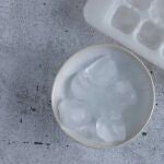 Cubitos de hielo caseros en un bol blanco